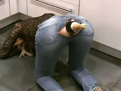 Лейла Лопес і  Леві Кеш у гарячій подругі моїх сестер